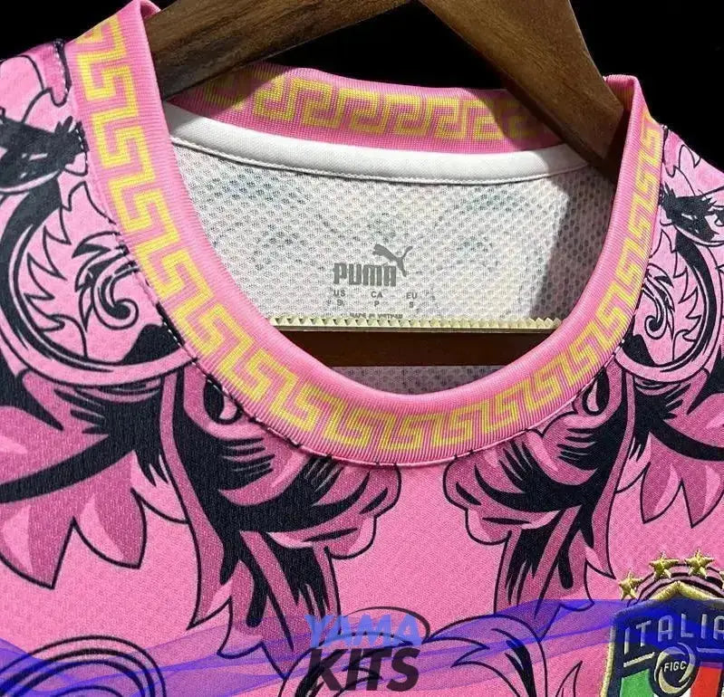 Maillot Italie Versace Édition spéciale « Rose » 2023/2024 YamaKits Foot